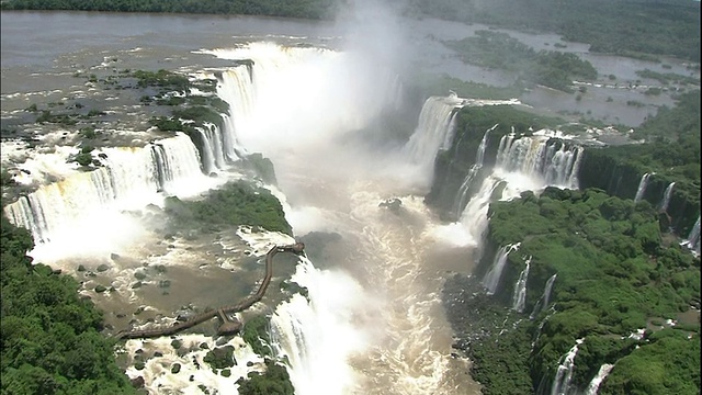 巴西和阿根廷边界的伊瓜苏瀑布上的水流轨迹，航拍视频素材