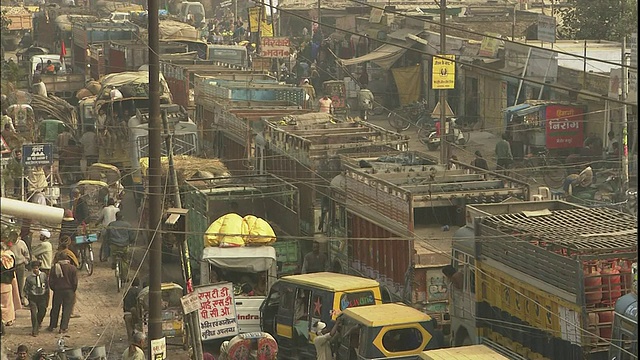 潘离开了严重拥挤的交通，阿拉哈巴德，北方邦，印度视频下载