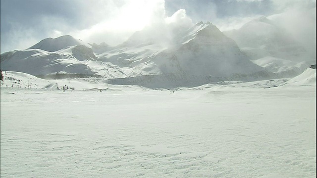 白雪覆盖的山峰和冰原，加拿大落基山脉公园，加拿大视频素材