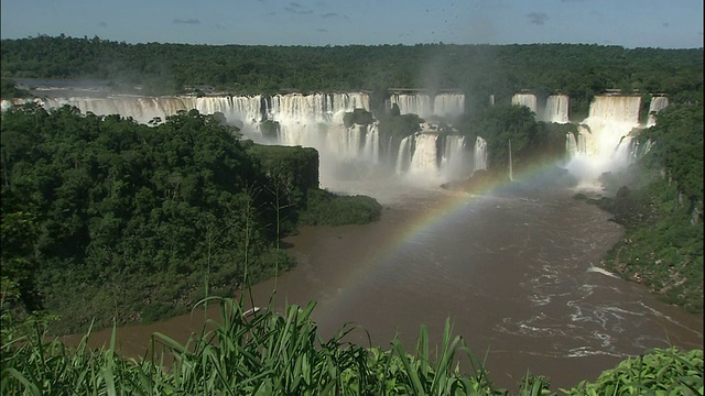 从伊瓜苏瀑布到巴西和阿根廷边界的彩虹视频素材