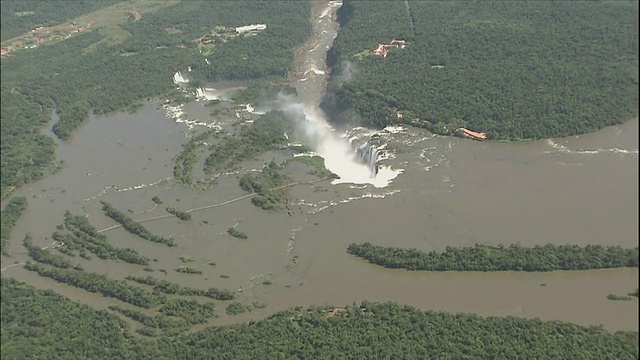 跟踪和缩小从伊瓜苏瀑布，巴西和阿根廷边境，航拍视频素材
