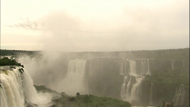 水雾从巴西和阿根廷边境的伊瓜苏瀑布升起视频素材