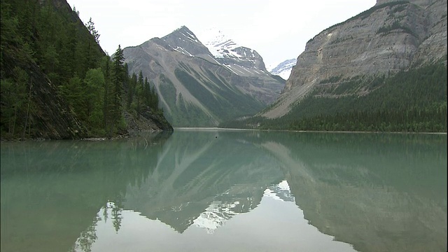 罗布森山脉反映在金尼湖，加拿大落基山脉公园，加拿大视频素材