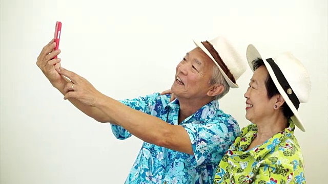 亚洲资深游客夫妇在度假自拍视频素材