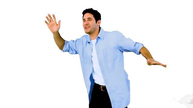 男人在白色的背景下跳舞和玩乐视频素材