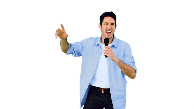 男子对着麦克风唱歌，在白色背景下跳舞视频素材