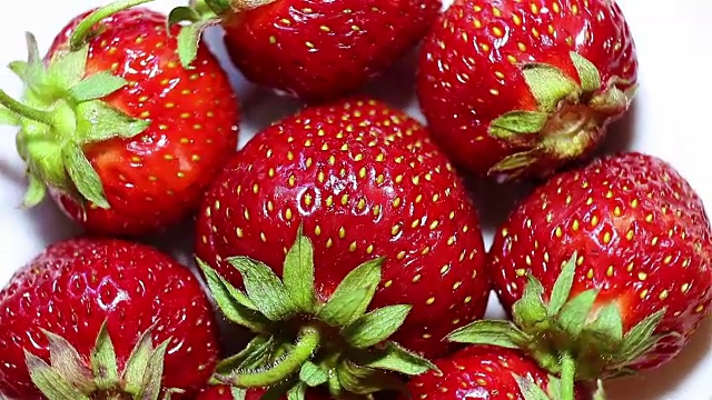 旋转的草莓。新鲜、成熟、多汁的草莓。宏。视频素材