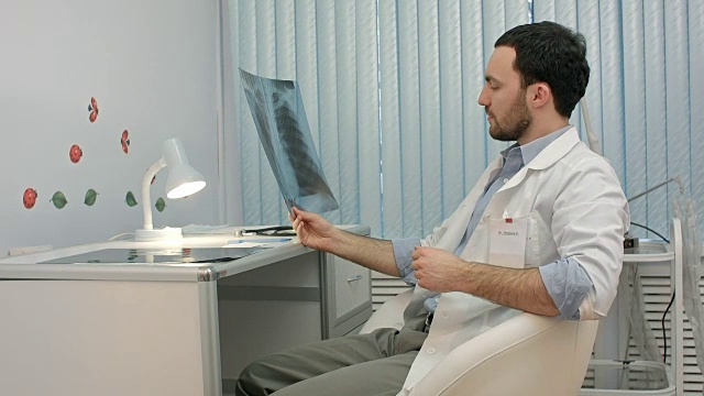男医生或牙医在看x光片视频下载