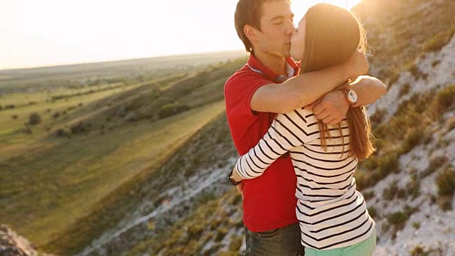 一对年轻的情侣在山顶拥抱视频下载