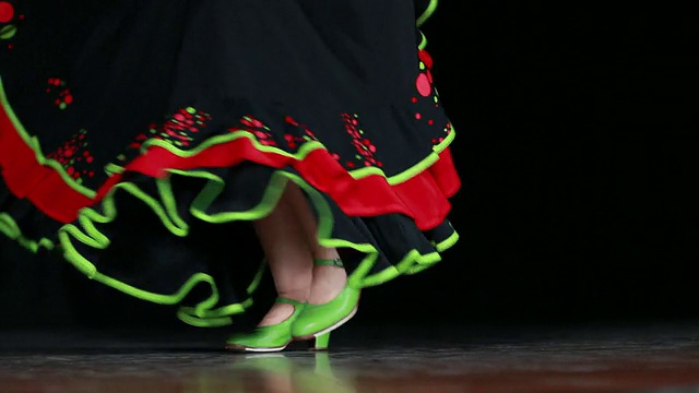 西班牙舞蹈绿色裙子和鞋子视频素材