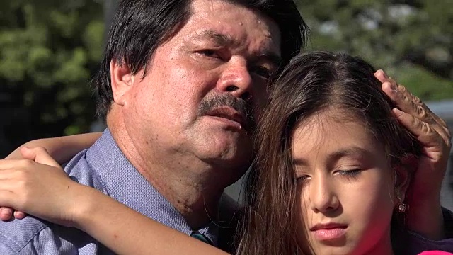父亲和女儿拥抱和拥抱视频素材