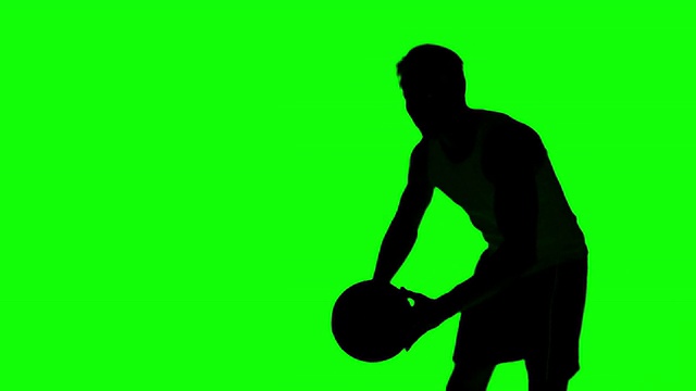 一个男人扔篮球的剪影视频素材