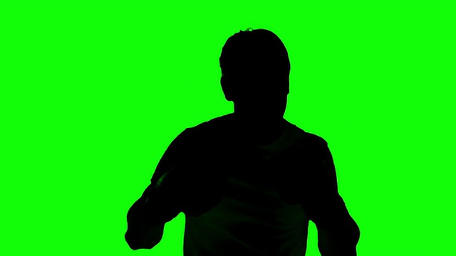 一个男人在绿色屏幕上拳击的剪影视频素材