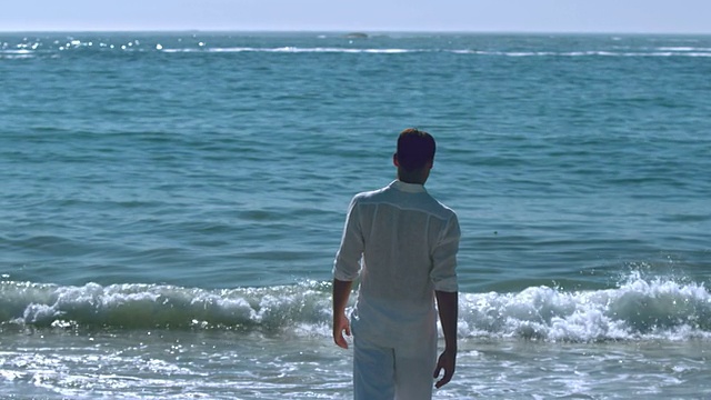英俊的男人走向大海视频素材