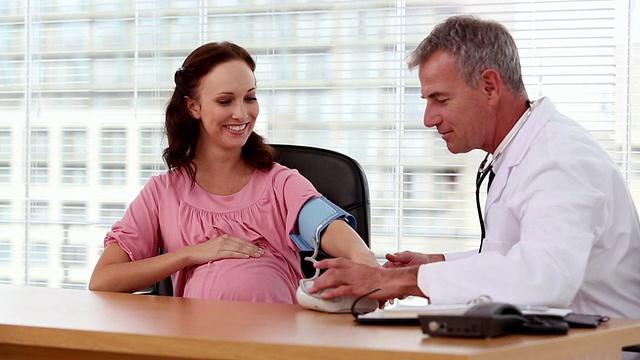 医生给孕妇量血压视频素材