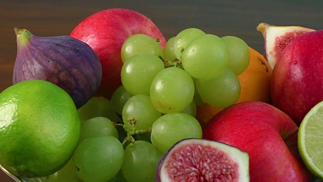各种新鲜水果在一个碗视频素材