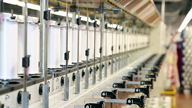 纺织工业。纱线在机器中的运行视频素材