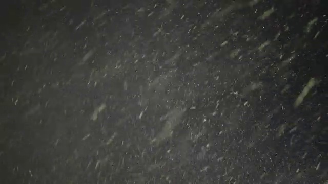 雪孤立地落在夜空视频下载