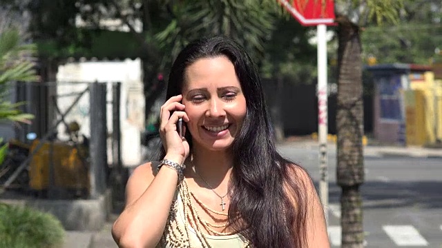 用手机交谈的西班牙裔妇女视频素材