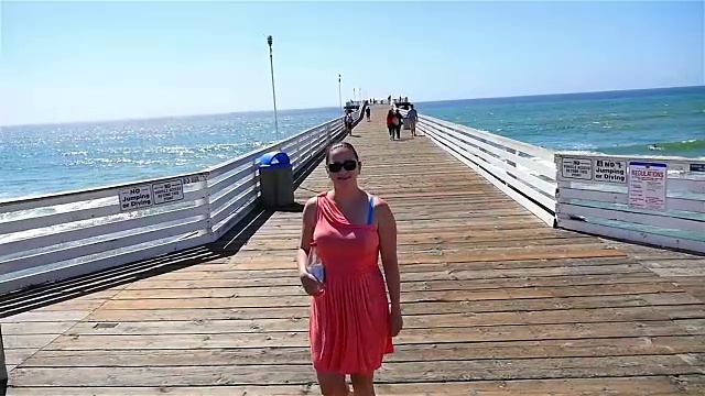 两段加州女子的慢镜头录像视频下载