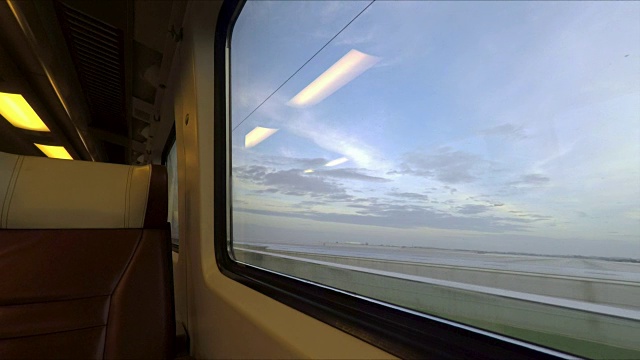 从荷兰高速列车的窗口视图视频素材