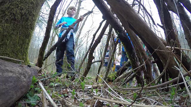 孩子们建造林地巢穴的时间流逝序列视频素材
