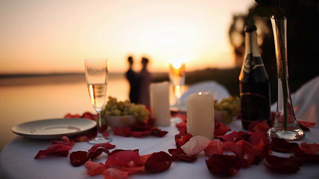 日落时分，一对情侣在海滩餐厅浪漫约会视频下载