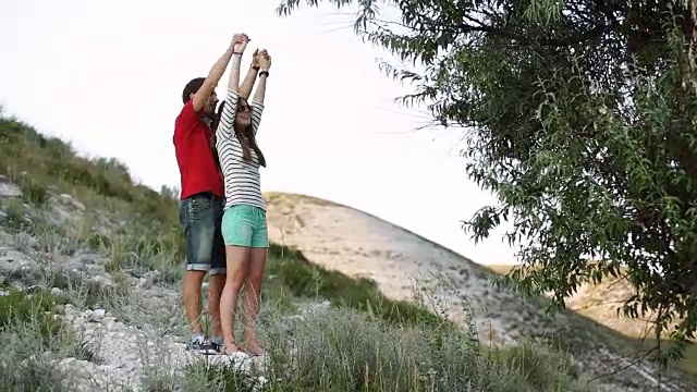 年轻夫妇在山上拥抱视频素材