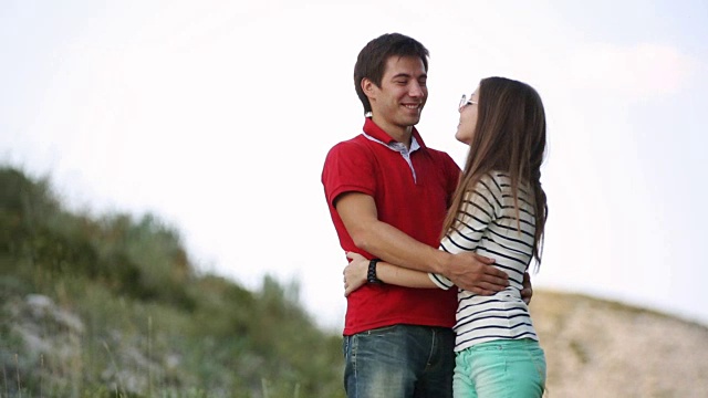 年轻情侣在山上拥抱。特写镜头视频素材