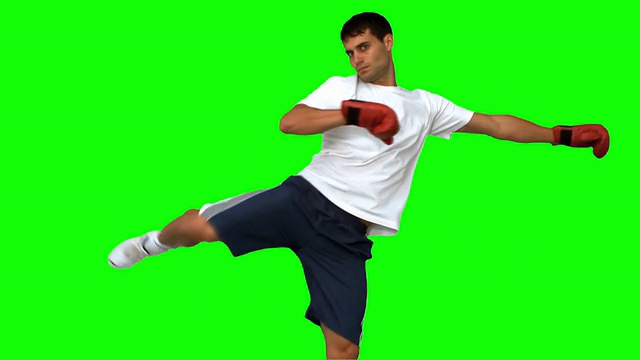 拳击手在绿幕上表演空中踢视频素材