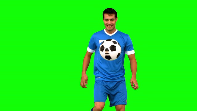 英俊的男人在绿色屏幕上耍足球视频素材
