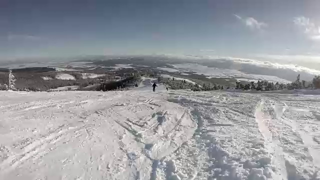 4K高山滑雪胜地:滑雪者下山视频素材