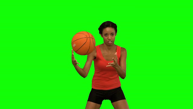 漂亮女人在绿色屏幕上打篮球视频下载