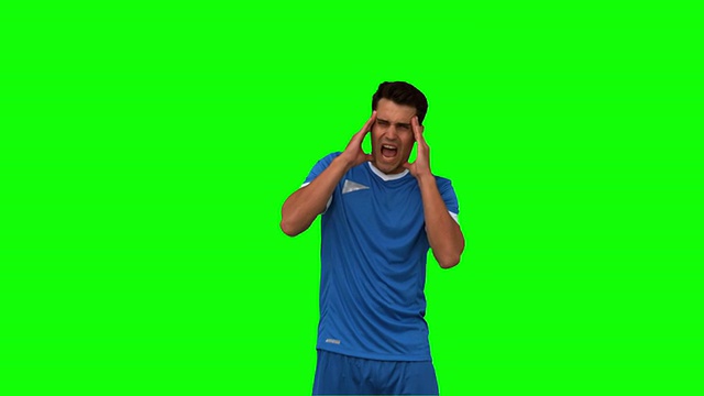 在绿色屏幕上头痛的足球运动员视频素材