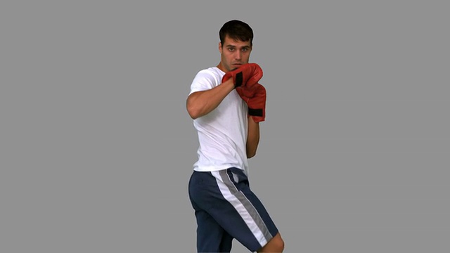 拳击手在灰色屏幕上表演空中踢视频素材