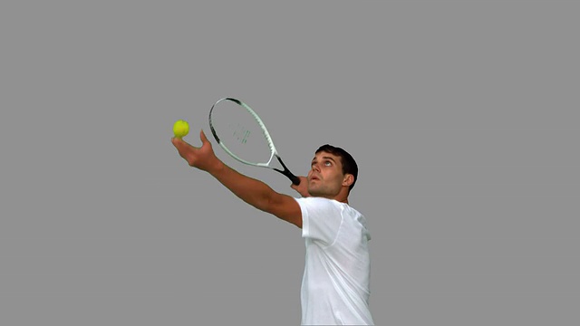 在灰色屏幕上打网球的男子发球视频下载
