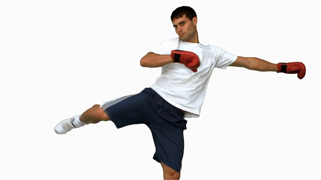拳击手在白屏幕上表演空中踢视频素材