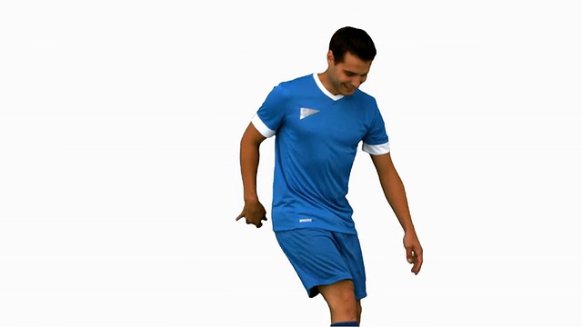 一个男人在白色屏幕上用慢动作玩弄一个足球视频下载
