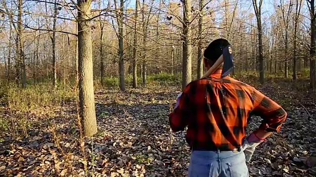 老伐木工肩上扛着一把斧头。视频下载