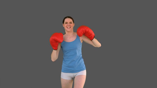 漂亮的年轻模特用拳击手套打拳视频下载