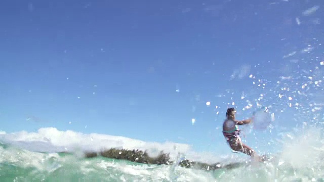 在海洋中女子风筝冲浪，极限夏季运动视频素材