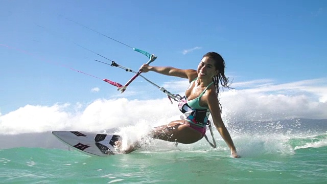 年轻女子风筝冲浪在海洋，极限夏季运动视频素材