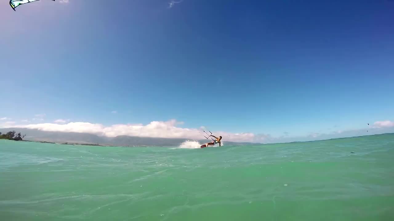 慢动作女子风筝冲浪，极限运动视频素材