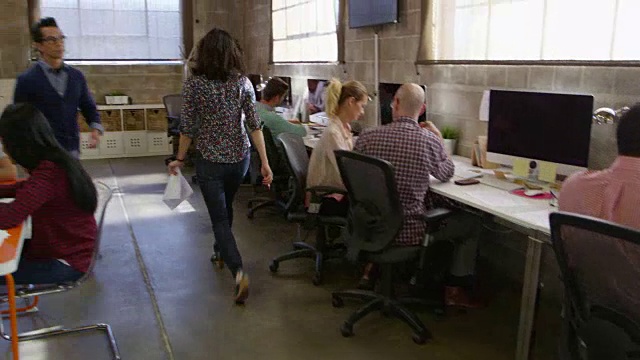 人们在现代设计办公室工作的高架视图拍摄在R3D视频素材