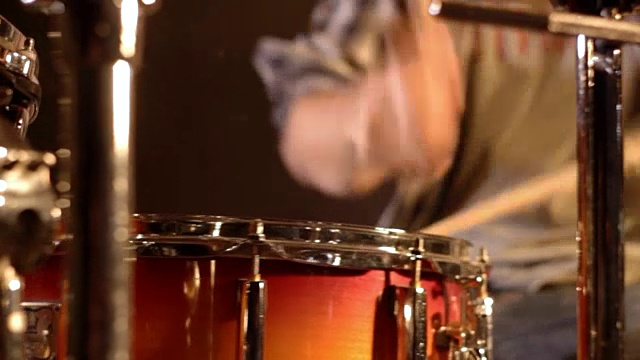 鼓手。一个小军鼓的特写，由一个不锋利的雄性好斗地演奏。视频素材