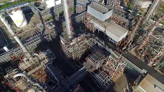 航拍带有烟囱的炼油厂视频素材