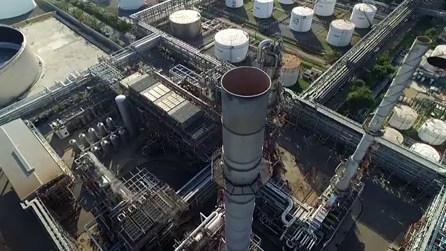 航拍离炼油厂视频素材