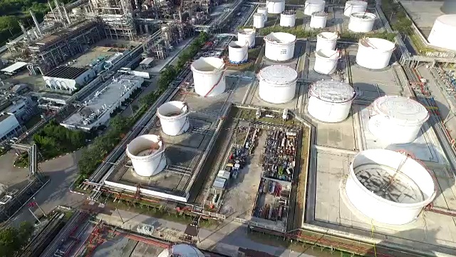 鸟瞰图的石油终端在一个炼油厂视频素材