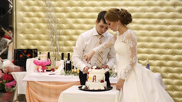 白色多层婚礼蛋糕视频下载