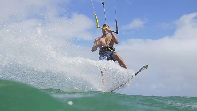 年轻人风筝冲浪在海洋，极限夏季运动视频素材
